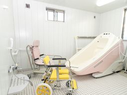 清潔なバリアフリー浴室