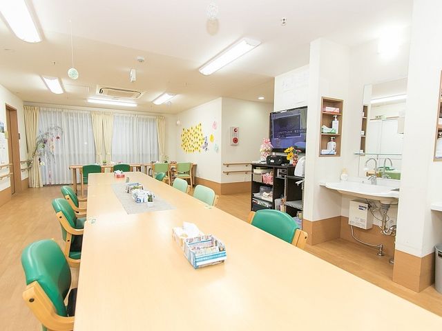 共用ダイニングの明るい室内 リビングダイニング ゆったりとしたダイニングで、快適な食事時間をお過ごしいただけます。明るく開放的な空間が、すべての方の交流の場となっています。