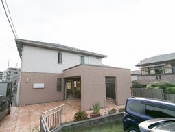 明るい住宅風建物