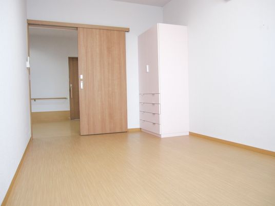 ゆったり洋室の内観