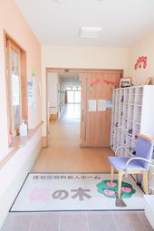 明るい廊下と入り口