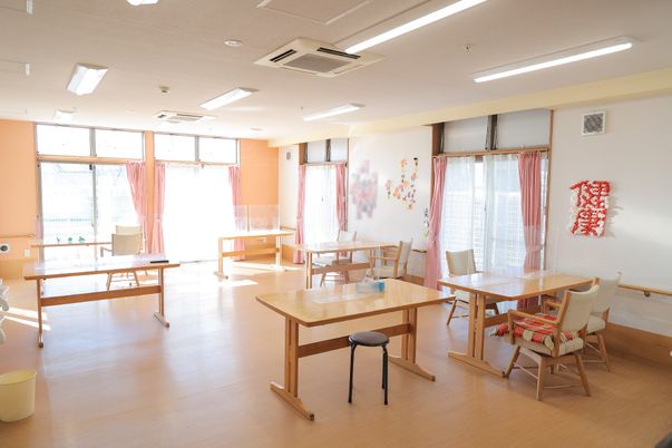 暖かい雰囲気の食堂空間