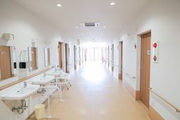 明るい廊下と洗面台