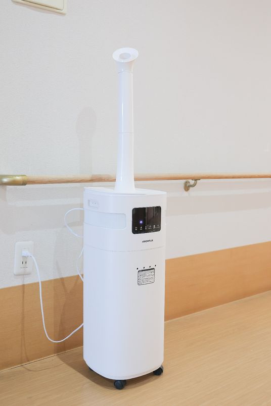 白い空気清浄機と廊下