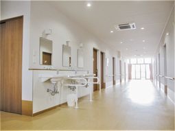 清潔な洗面台のある廊下