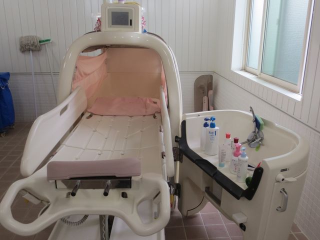 介護用のバス機器 浴室 最新の介護設備が整えられた浴室で、利用者様のサポートを行います。