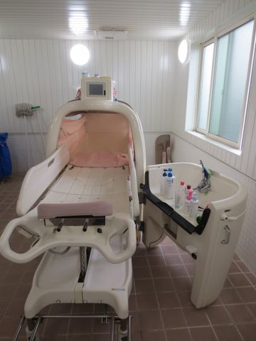 介護用のバス機器 浴室 最新の介護設備が整えられた浴室で、利用者様のサポートを行います。