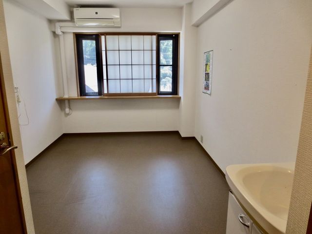 洗面台のある居室 居室   窓から光が入る、すっきりした居室です。洗面台もあり、日常の身支度がしやすそうです。
