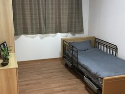 居室のベッドと窓