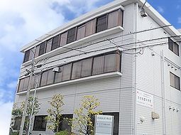 白い壁の建物外観