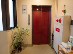 赤い扉のエレベーター前