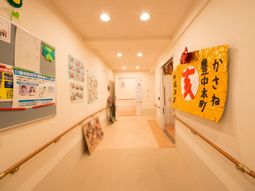廊下に掲示物と装飾