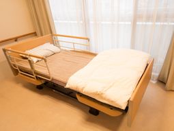 安全柵のある快適ベッド