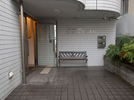 清潔なエントランス前