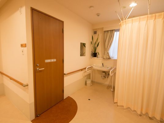 居室の入口と洗面所