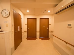 廊下の扉と時計