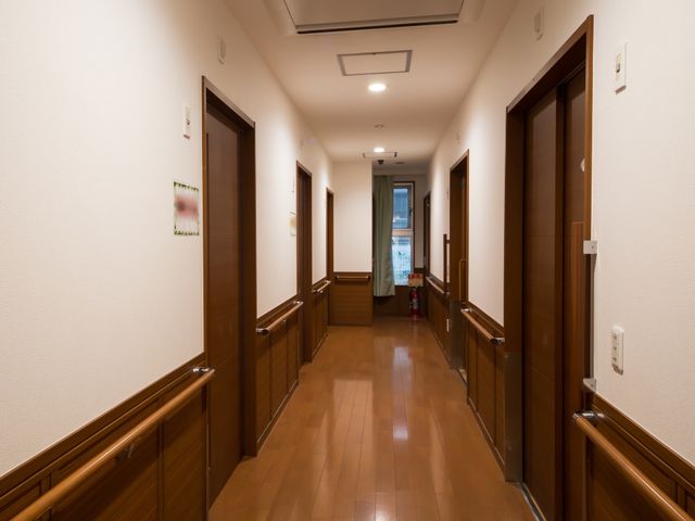 清潔感のある廊下 通路 手すりが整った清潔な廊下は歩行のサポートをしてくれます。余計な装飾がなく、すっきりとした空間が広がっております。