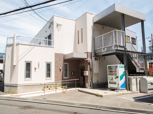 清潔感のある建物の外観 外観 自然光が差し込む開放的な施設で、快適な勤務環境を提供しています。車やバイクでのアクセスも便利な立地です。
