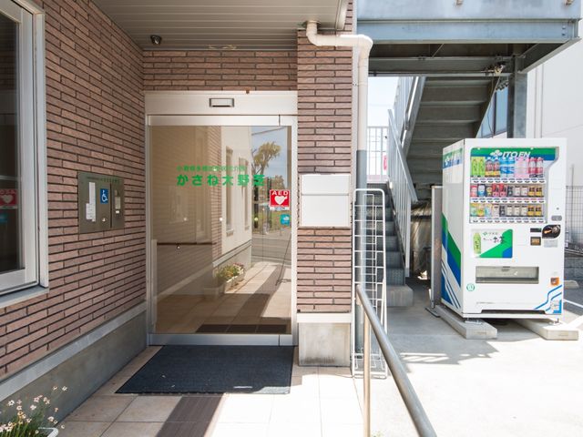 明るく清潔なエントランス 玄関 エントランスには自動販売機や座席があり、利用者様がリフレッシュできる空間になっています。