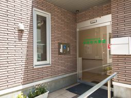 明るいエントランスの外観