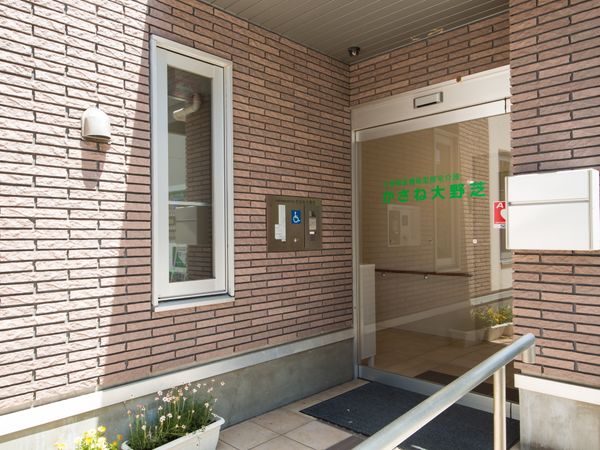 明るいエントランスの外観
