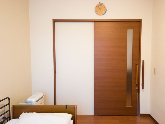 清潔感のある居室の扉 居室 快適な個室は、シンプルで使いやすい造りになっており、プライベートな時間を大切にできます。