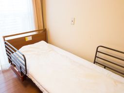 シンプルな居室のベッド