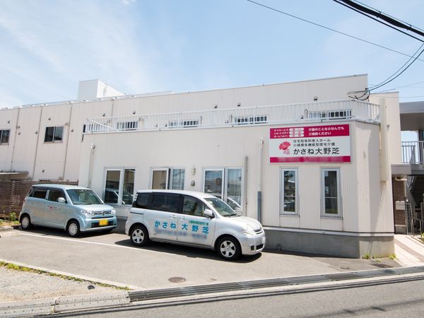明るい外観の施設建物