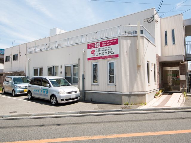 明るい外観の施設エントランス 外観 アクセスしやすい立地にある、清潔感のあるエントランス。快適な勤務環境をお求めの方には最適です。