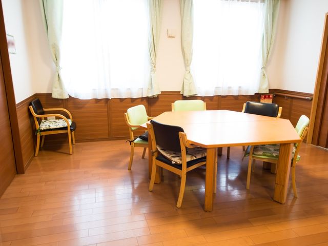 温かみのある会話スペース 共有スペース ゆったりとした椅子が置かれた落ち着いた雰囲気の休憩スペースです。心地よい対話や読書に最適な環境を提供しています。