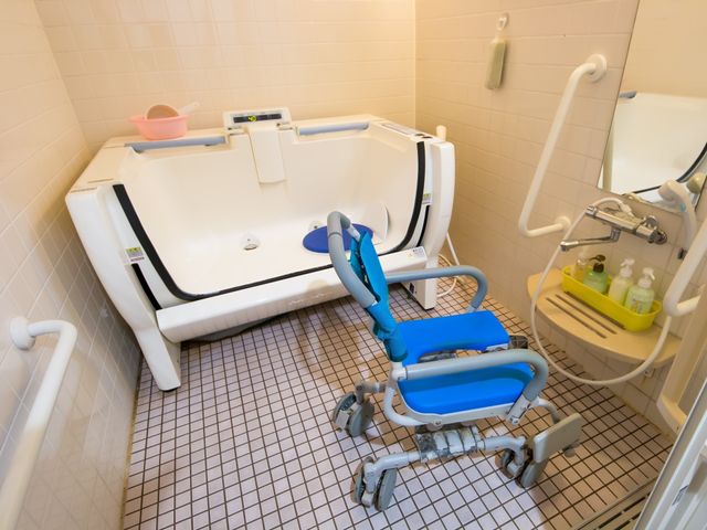 バリアフリー設計の浴室 浴室 清潔感溢れる浴室です。手すりや移乗用の椅子も設置され、安全に配慮された設計となっております。
