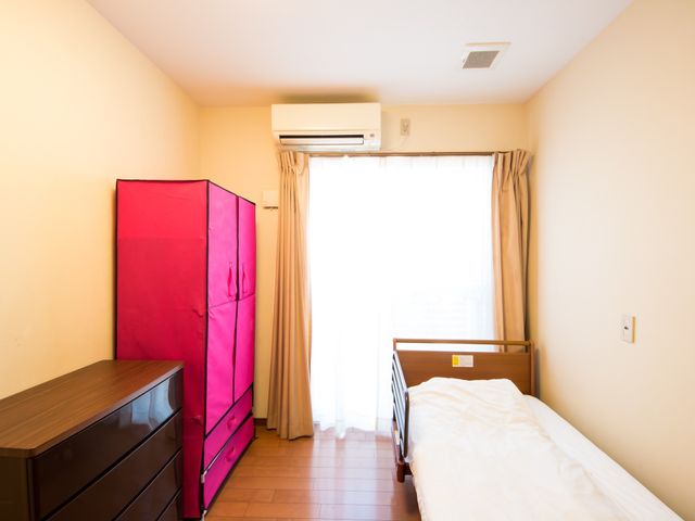 居心地の良い居室 居室 明るい窓辺と整えられた家具のある個室です。快適にお過ごしいただける環境が整っています。