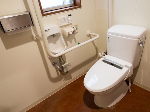 バリアフリー設計のトイレ トイレ 手すり付きで安全に配慮されたトイレです。安心してご利用いただける工夫がされております。