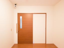 シンプルな木製のドア