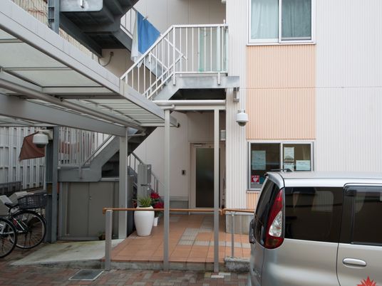 入口と駐車場の様子