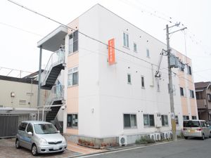 白とピンクの建物外観