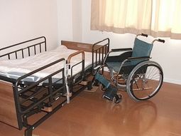 安全設計のベッドと車いす