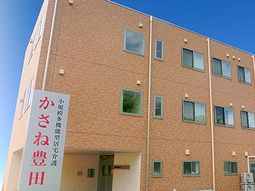 明るい外観の建物