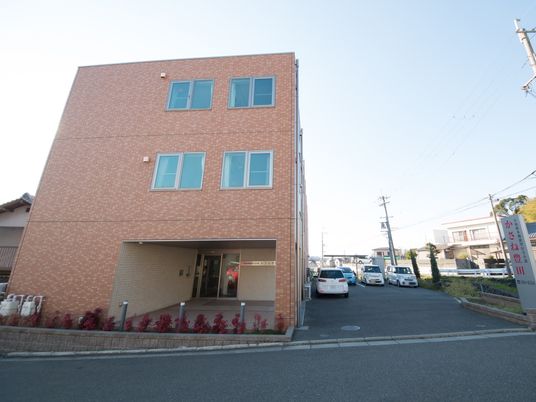 多階層の建物の外観