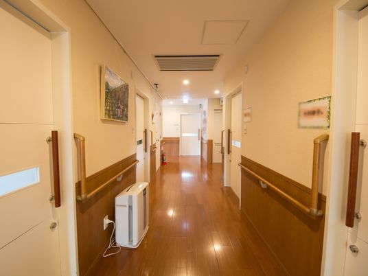 廊下の明るい通路