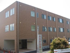 赤レンガ色の建物の外観