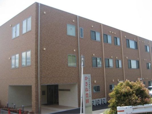 赤レンガ色の建物の外観