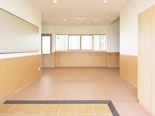 明るく広々とした受付