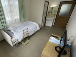 ベッドと洗面所の居室