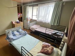 窓際の明るい居室