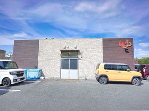 外壁が特徴の建物正面