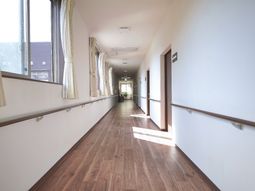 廊下の明るい風景
