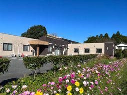 明るい花と施設の外観