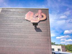 壁に取り付けられた立て看板