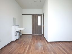 広々した明るい居室空間